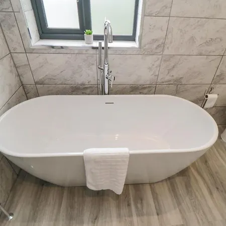 Riverside House 度假居 *